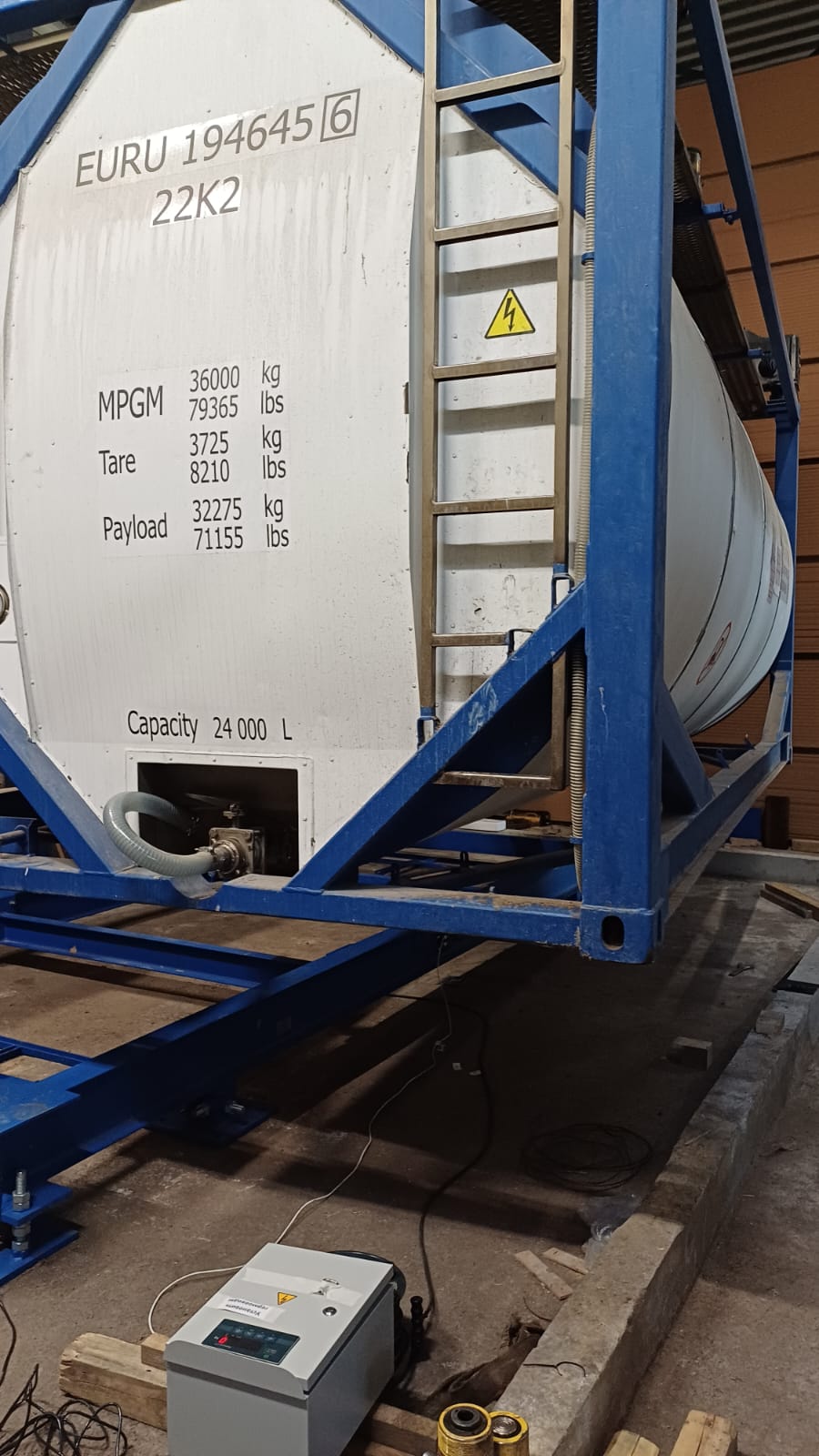 Точность и надёжность взвешивания танк-контейнеров на деревообрабатывающем предприятии.